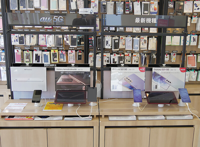 画像：店舗内観｜au最新機器展示風景