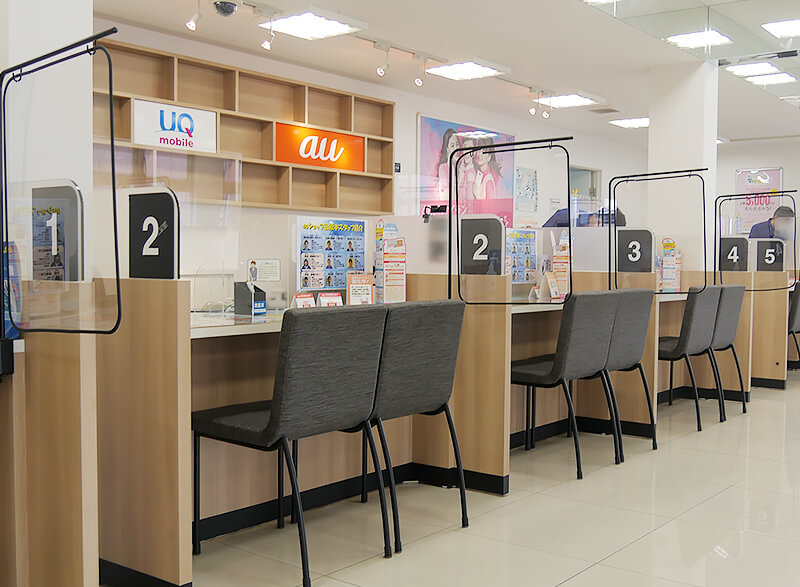 画像：auショップ店舗内観カウンター