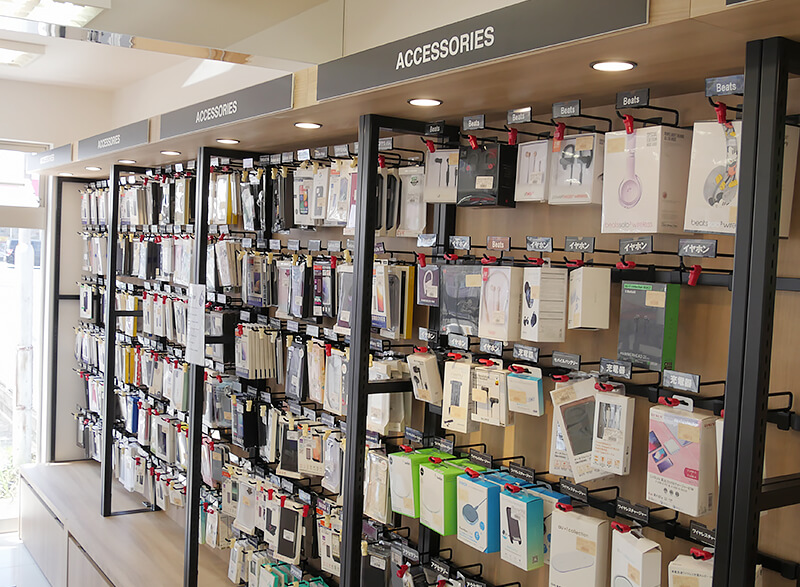 画像：auショップ店舗内観｜スマホアクセサリー